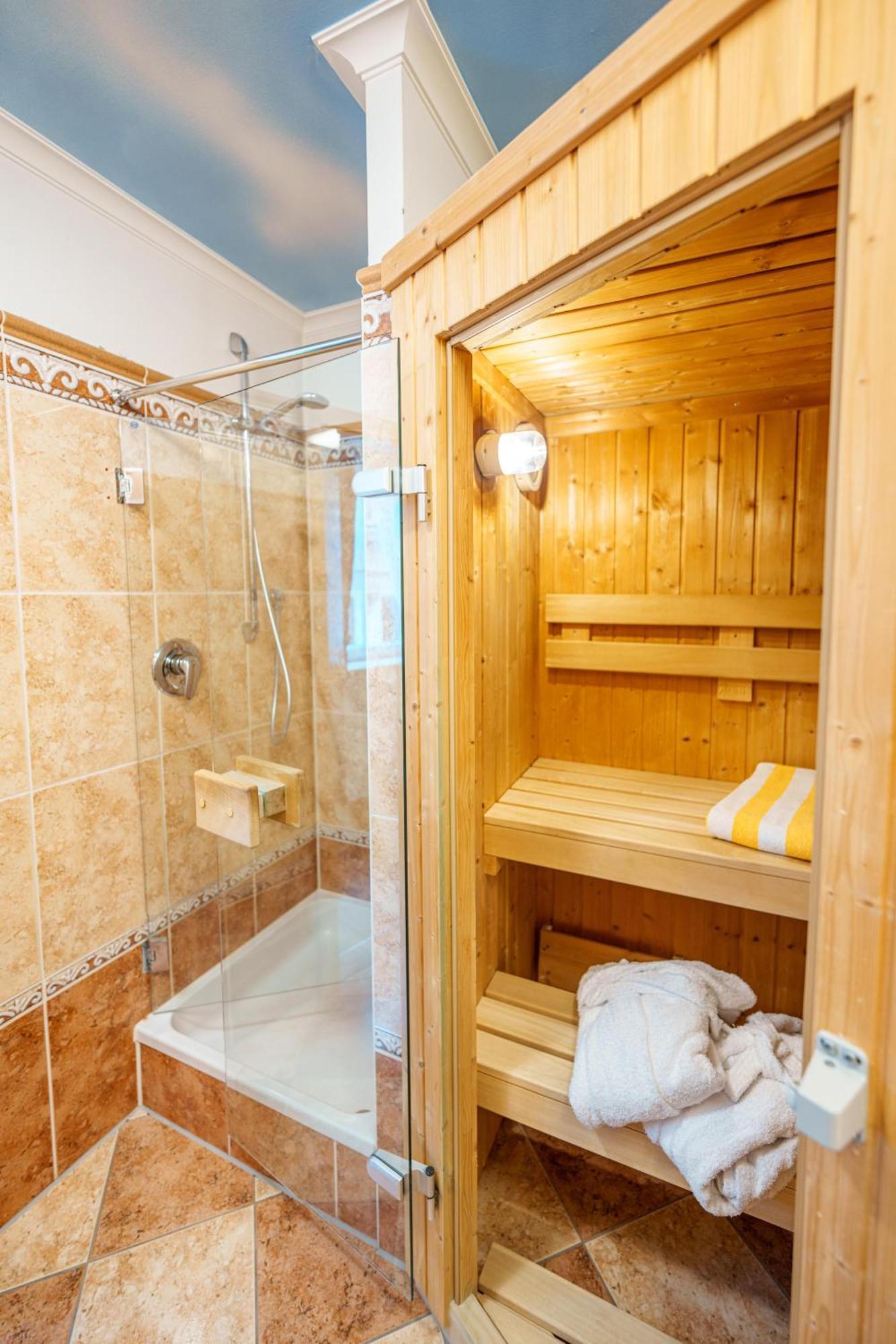 Koenig Ludwig Design Hotel Neu Zimmer Mit Sauna Oder Whirlpool Oder Mehr Altötting Eksteriør bilde